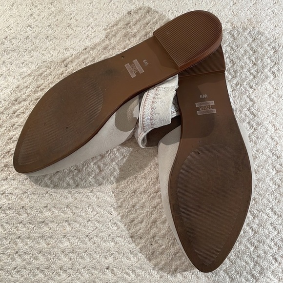 TOMS Soft Pebbled Leather Flat Mule With Decorative Strap Across - Picture 6 of 7